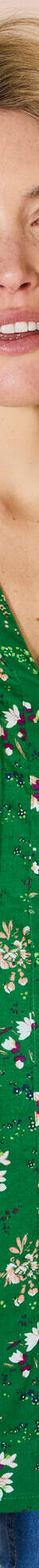 Tuniek met knopen, plooitjes en bloemenprint (groen) Tuniek met knopen, plooitjes en bloemenprint (groen)
